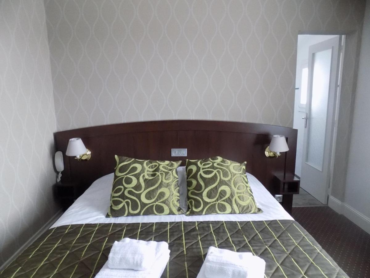 Logis Hotel La Breche - Restaurant Berthelot อองบวส ภายนอก รูปภาพ