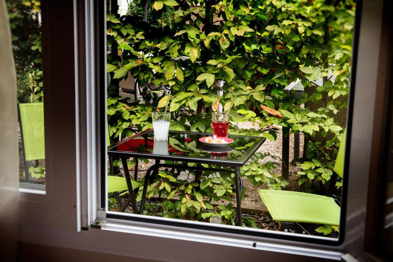 Logis Hotel La Breche - Restaurant Berthelot อองบวส ภายนอก รูปภาพ