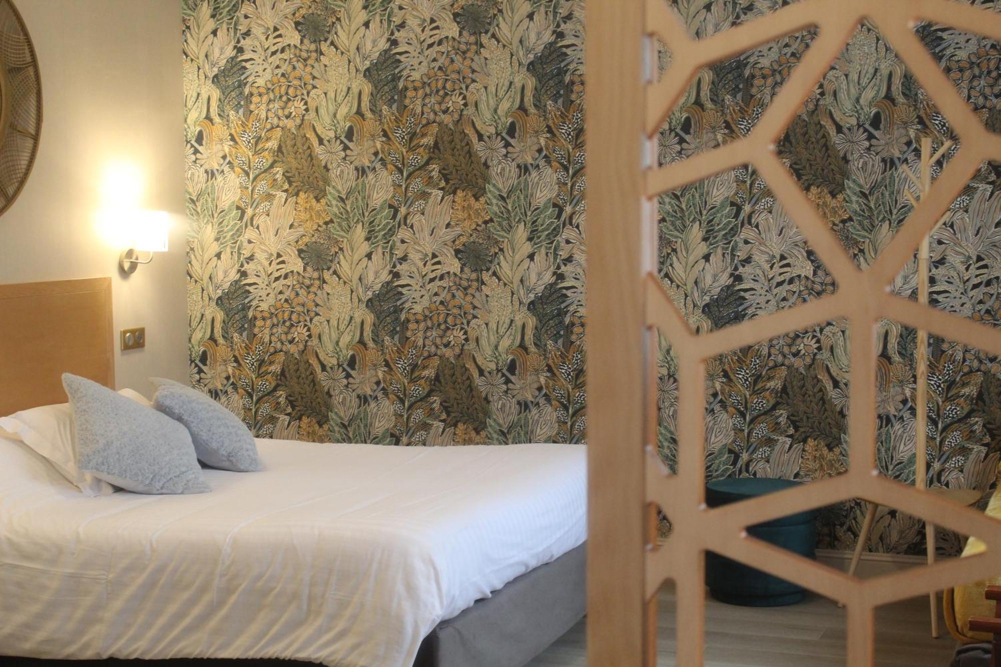 Logis Hotel La Breche - Restaurant Berthelot อองบวส ภายนอก รูปภาพ
