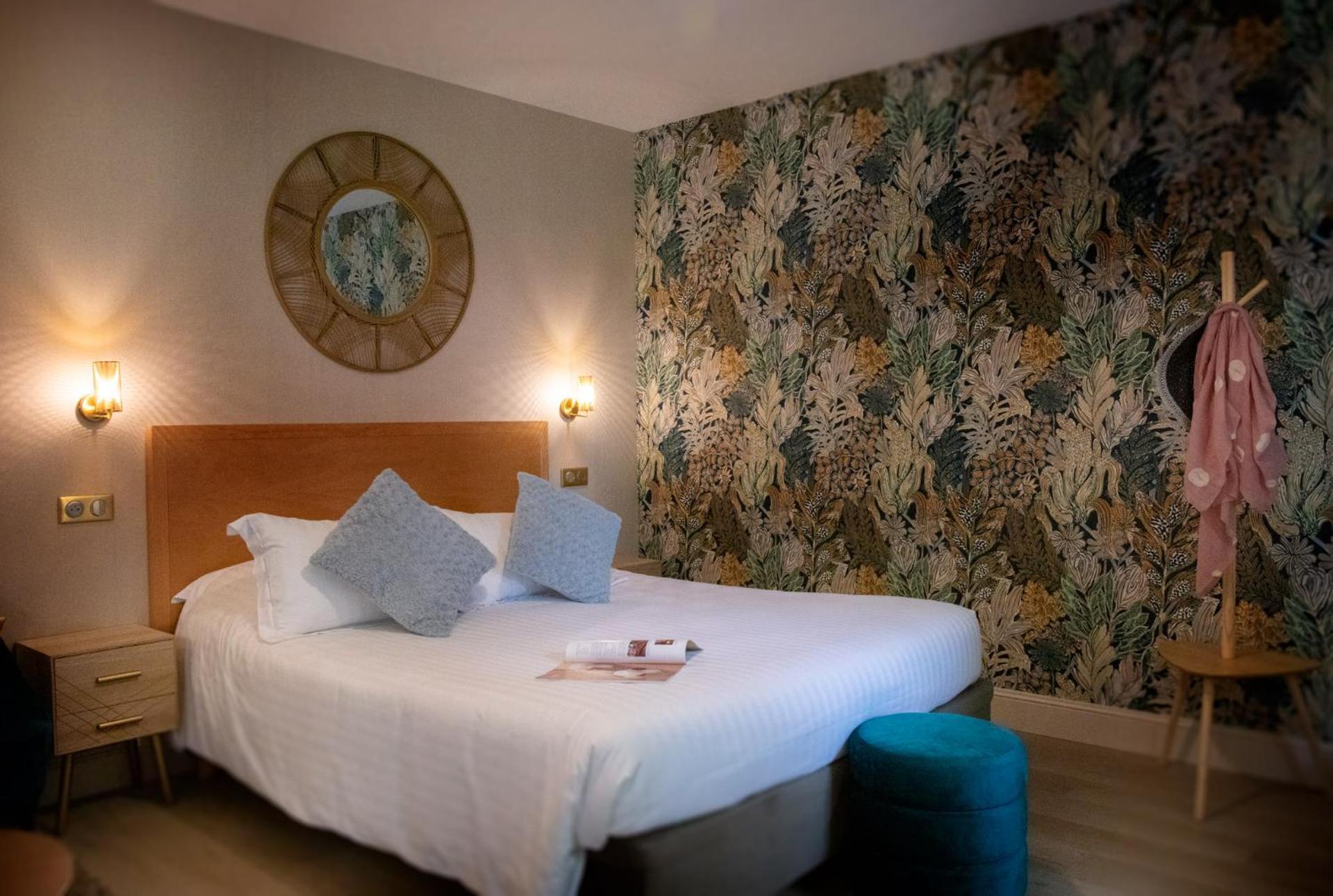 Logis Hotel La Breche - Restaurant Berthelot อองบวส ภายนอก รูปภาพ