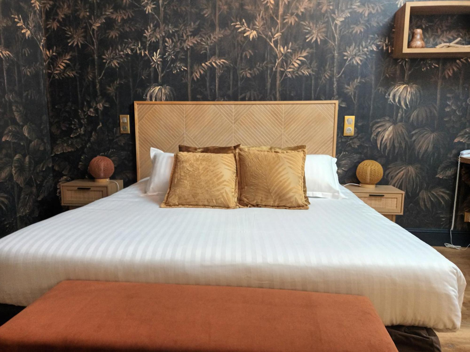 Logis Hotel La Breche - Restaurant Berthelot อองบวส ภายนอก รูปภาพ