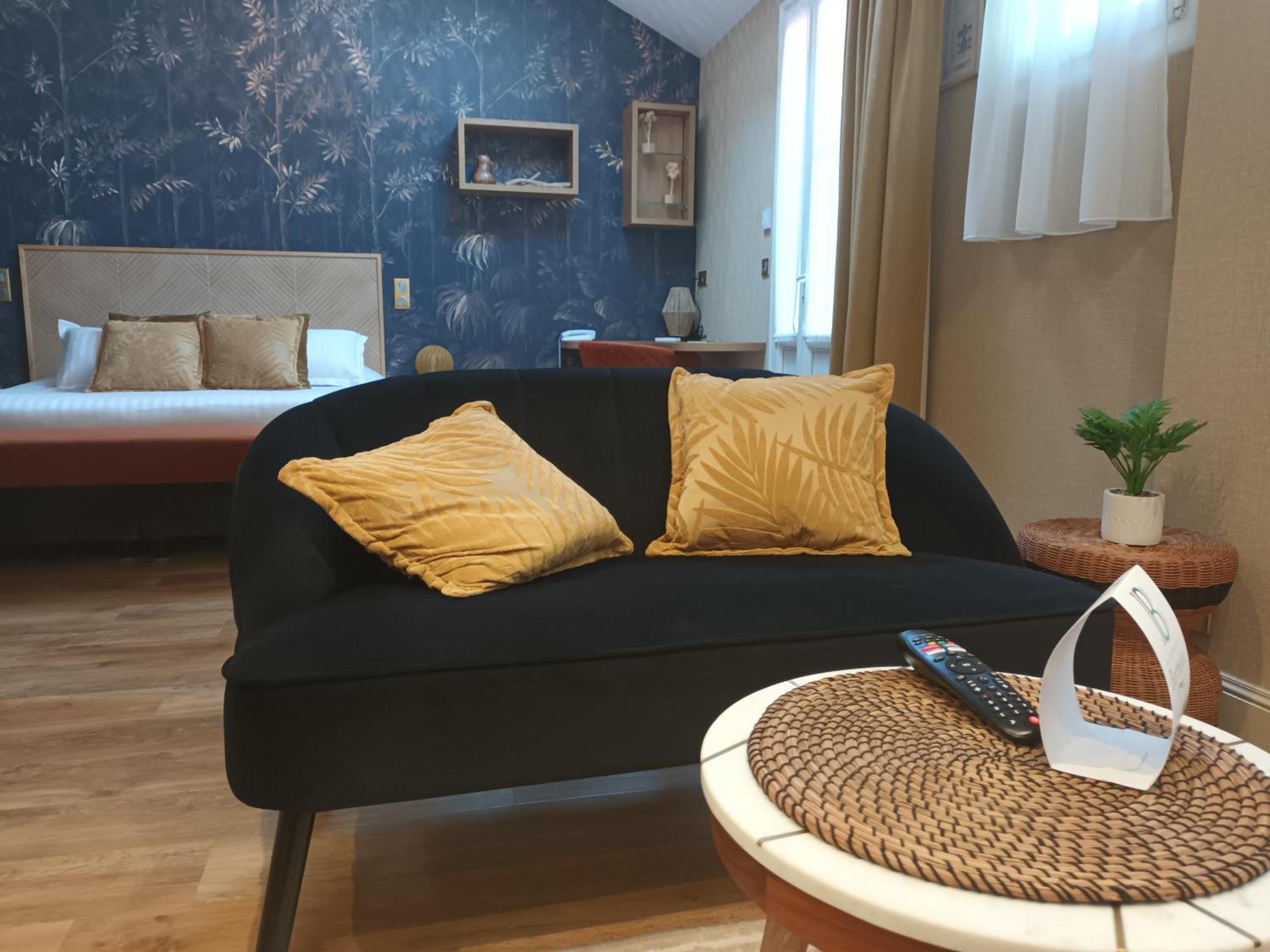 Logis Hotel La Breche - Restaurant Berthelot อองบวส ภายนอก รูปภาพ