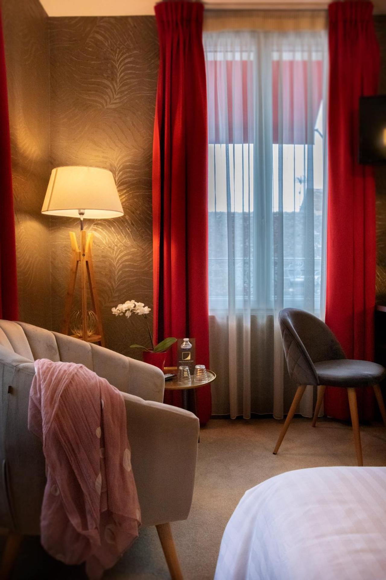 Logis Hotel La Breche - Restaurant Berthelot อองบวส ภายนอก รูปภาพ