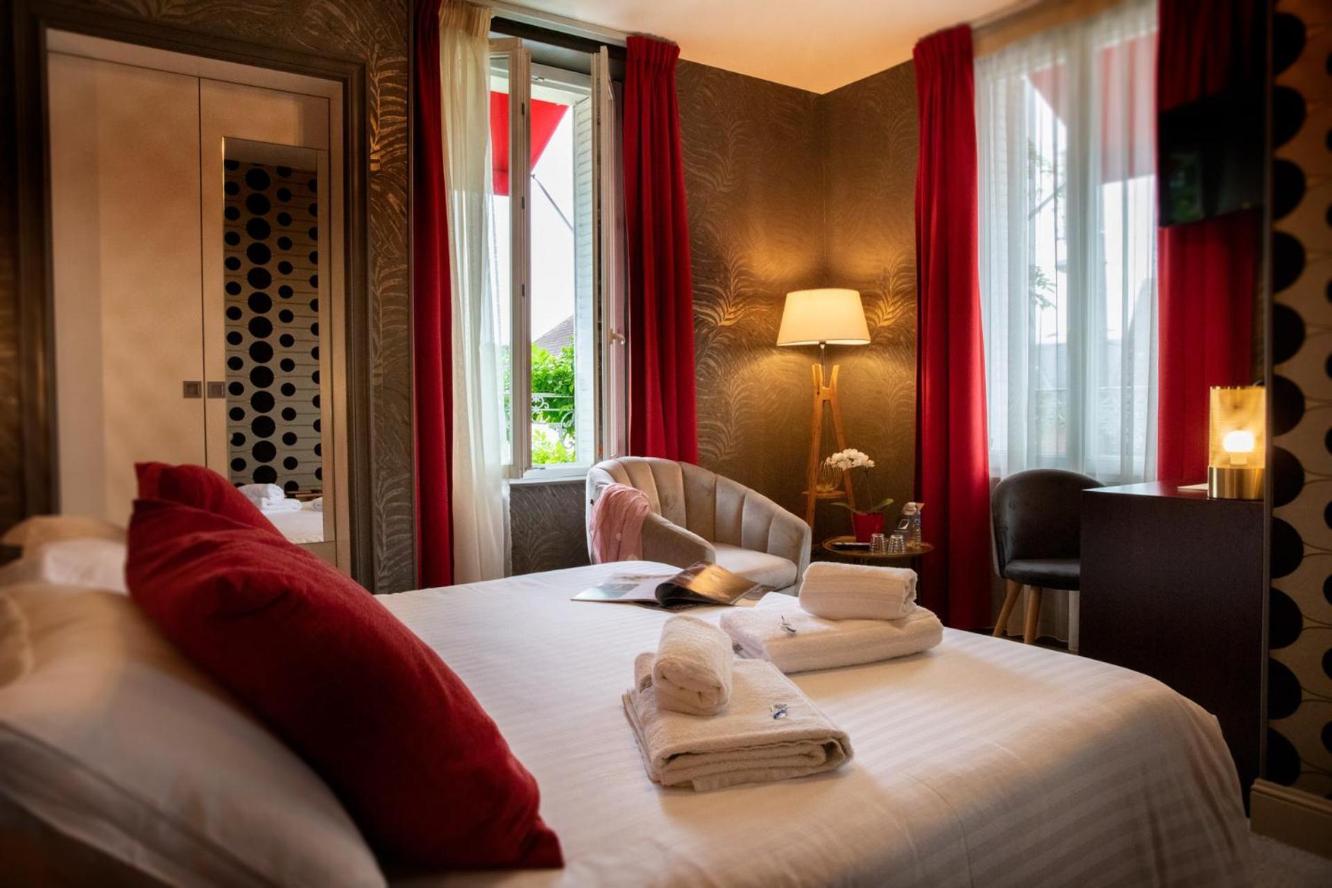 Logis Hotel La Breche - Restaurant Berthelot อองบวส ภายนอก รูปภาพ