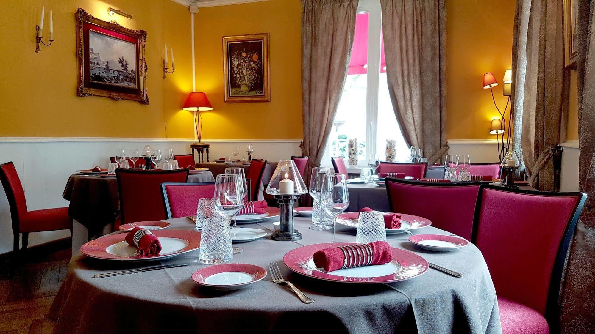 Logis Hotel La Breche - Restaurant Berthelot อองบวส ภายนอก รูปภาพ