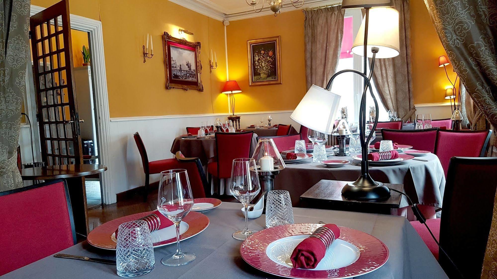 Logis Hotel La Breche - Restaurant Berthelot อองบวส ภายนอก รูปภาพ