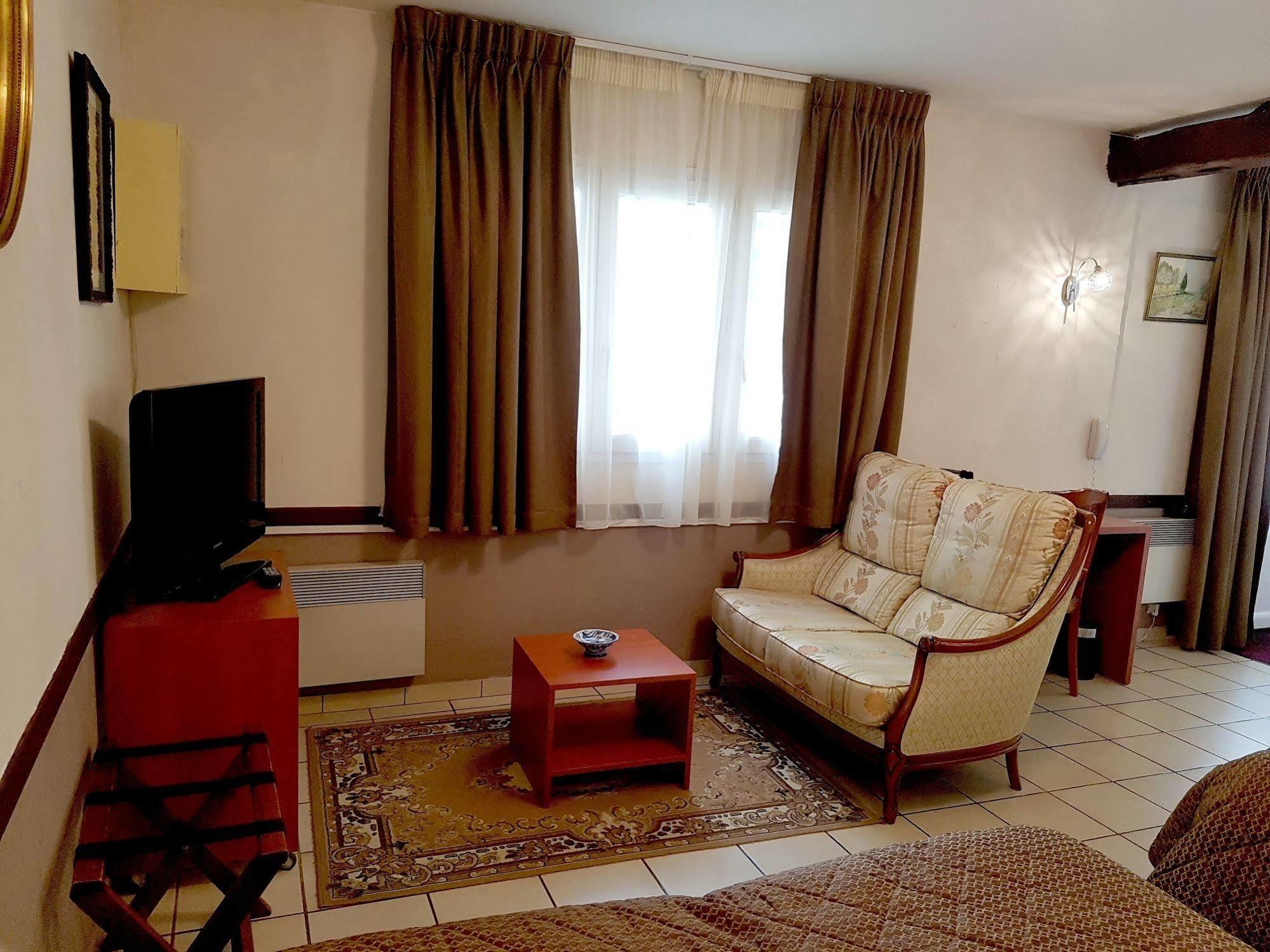 Logis Hotel La Breche - Restaurant Berthelot อองบวส ภายนอก รูปภาพ