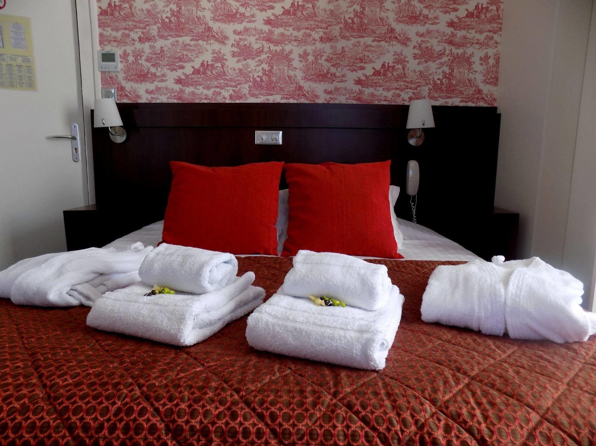 Logis Hotel La Breche - Restaurant Berthelot อองบวส ภายนอก รูปภาพ